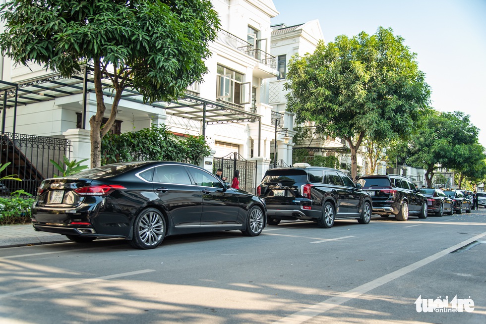 Dàn xe khủng diễu hành tại Hà Nội: Khoảng 20 chiếc Genesis cùng đoàn với Rolls-Royce, Bentley - Ảnh 3. Dàn xe khủng diễu hành tại Hà Nội: Khoảng 20 chiếc Genesis cùng đoàn với Rolls-Royce, Bentley - Ảnh 3.