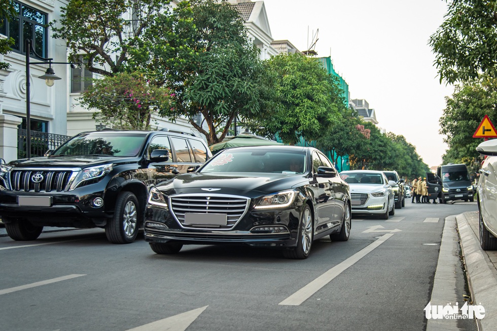 Dàn xe khủng diễu hành tại Hà Nội: Khoảng 20 chiếc Genesis cùng đoàn với Rolls-Royce, Bentley - Ảnh 8. Dàn xe khủng diễu hành tại Hà Nội: Khoảng 20 chiếc Genesis cùng đoàn với Rolls-Royce, Bentley - Ảnh 8.