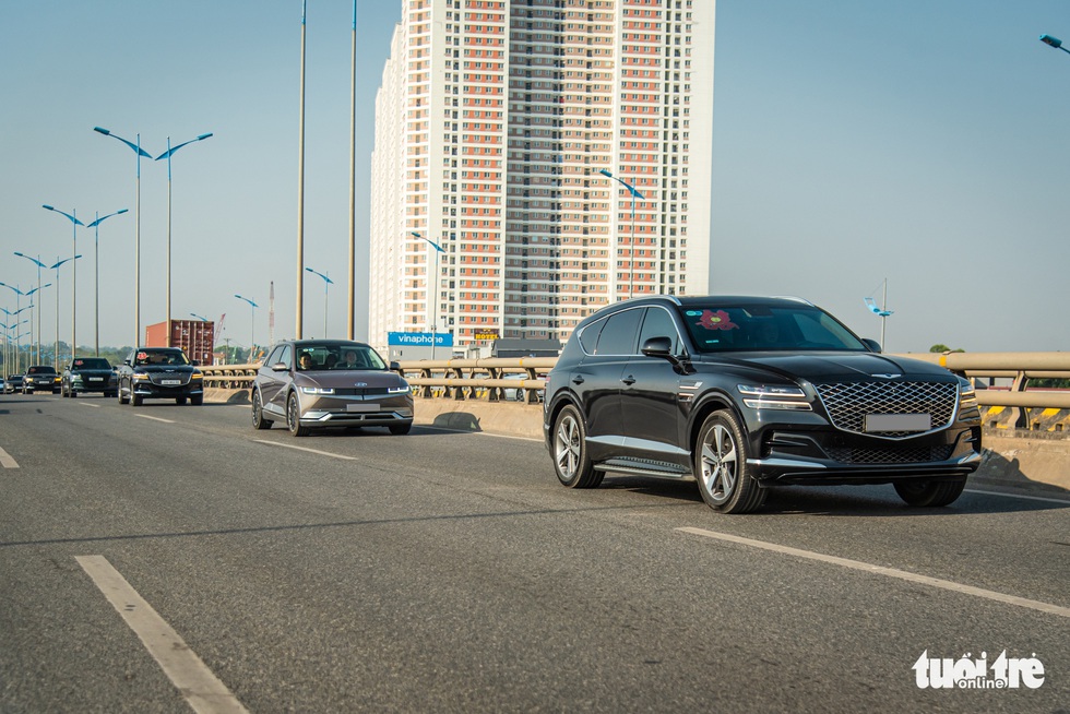 Dàn xe khủng diễu hành tại Hà Nội: Khoảng 20 chiếc Genesis cùng đoàn với Rolls-Royce, Bentley - Ảnh 16. Dàn xe khủng diễu hành tại Hà Nội: Khoảng 20 chiếc Genesis cùng đoàn với Rolls-Royce, Bentley - Ảnh 16.