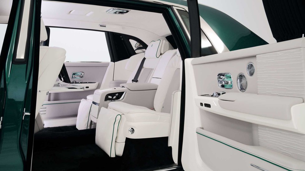 Rolls-Royce khoe 6 xe độc bản mới đại gia Trung Đông: Mỗi xe một kiểu nguyên tố - Ảnh 5. Rolls-Royce khoe 6 xe độc bản mới đại gia Trung Đông: Mỗi xe một kiểu nguyên tố - Ảnh 5.