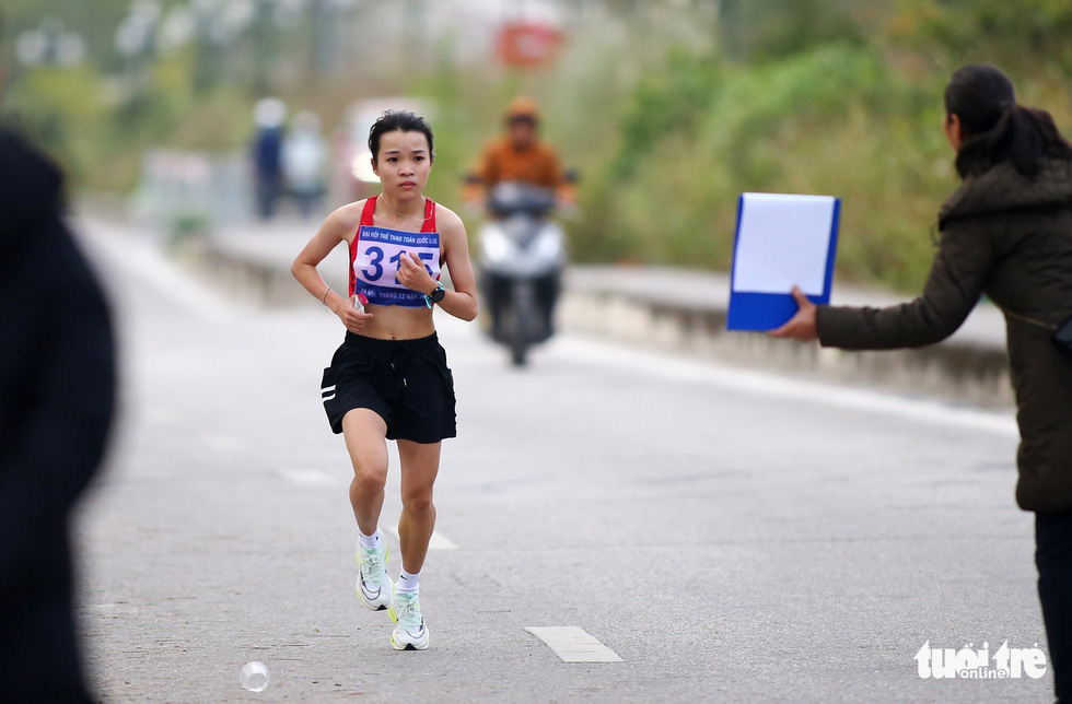 Lê Thị Tuyết giành huy chương vàng marathon lịch sử cho điền kinh Phú Yên - Ảnh 2.