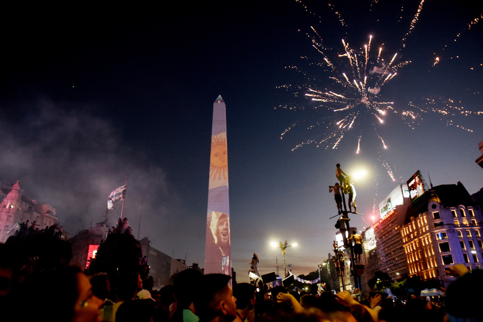 Thủ đô Buenos Aires của Argentina bùng nổ sau chiến thắng của đội nhà - Ảnh 3.