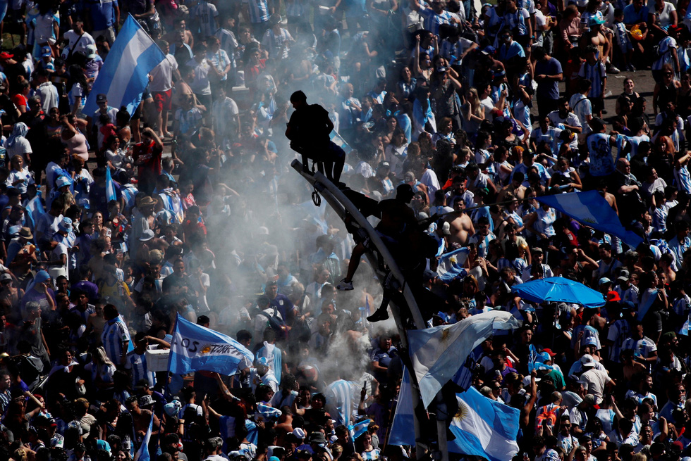 Thủ đô Buenos Aires của Argentina bùng nổ sau chiến thắng của đội nhà - Ảnh 4.