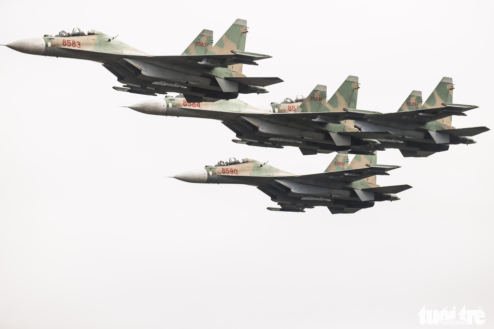 Mãn nhãn hổ mang chúa Su-30MK2 hợp luyện trên bầu trời Hà Nội - Ảnh 8.