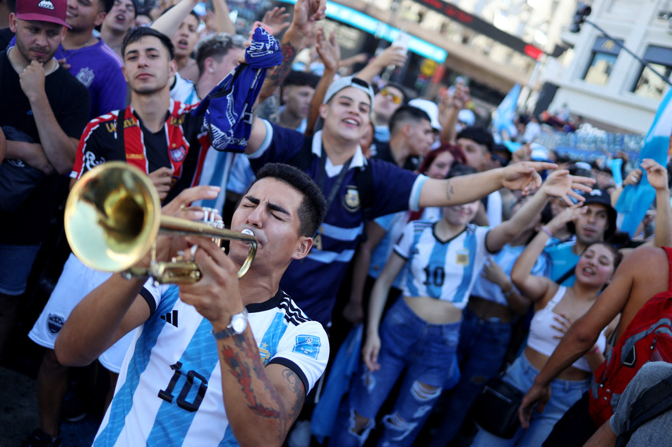 Biển người ở Buenos Aires chờ đón huyền thoại Messi và tuyển Argentina - Ảnh 5.