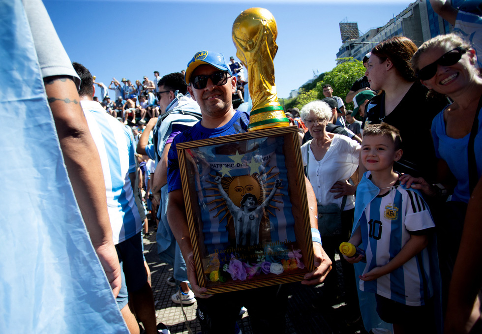 Biển người ở Buenos Aires chờ đón huyền thoại Messi và tuyển Argentina - Ảnh 9.