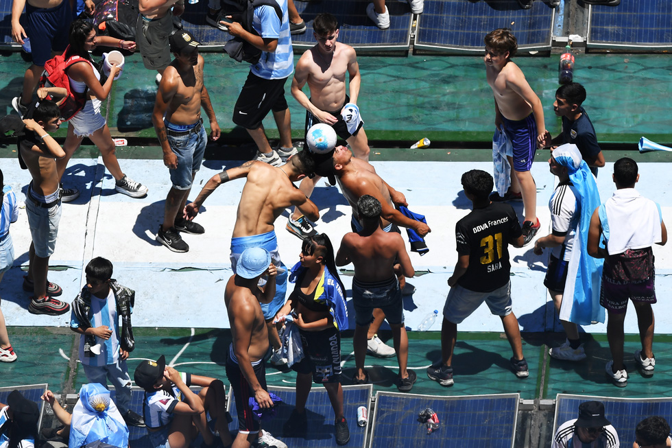 Biển người ở Buenos Aires chờ đón huyền thoại Messi và tuyển Argentina - Ảnh 12.