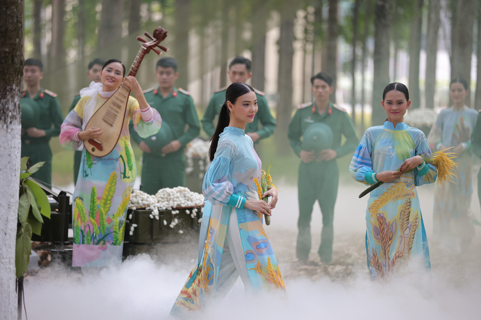 Gom gần 100 bao lá vàng rải thành sàn diễn thời trang Lính và lụa - Ảnh 4.