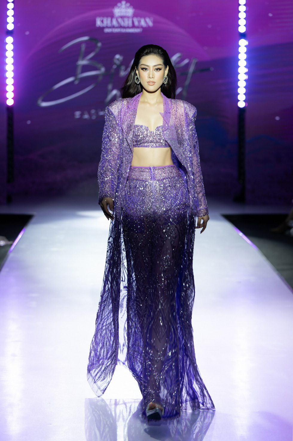 Hoa hậu Đoàn Thiên Ân trình diễn áo dài nặng gần 20kg của nhà thiết kế Minh Châu - Ảnh 1.