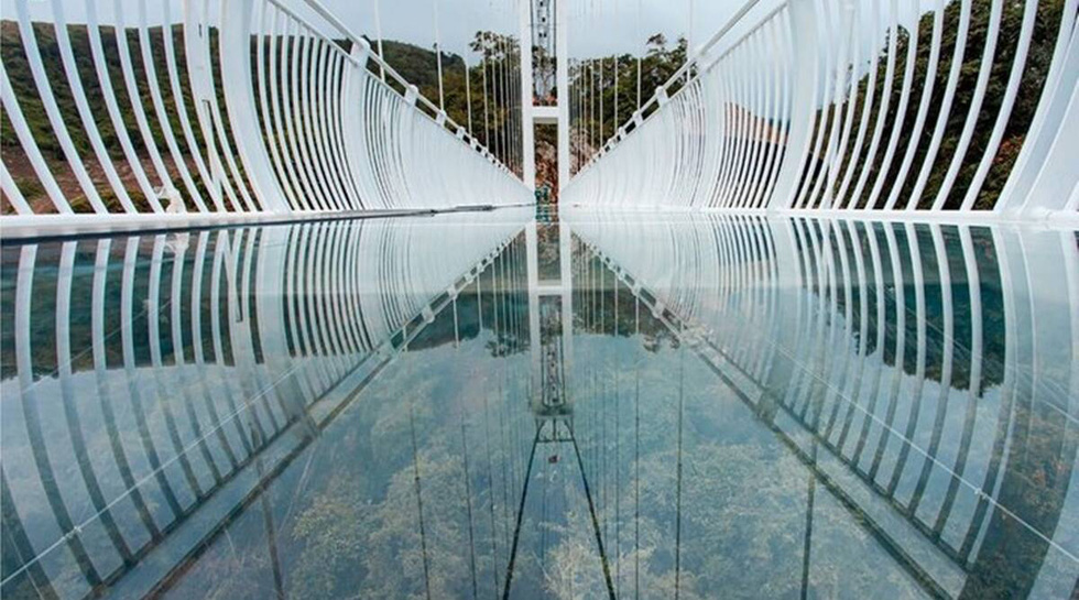 Báo Mỹ giới thiệu cây cầu đáy kính dài nhất thế giới ở Việt Nam - Ảnh 2.