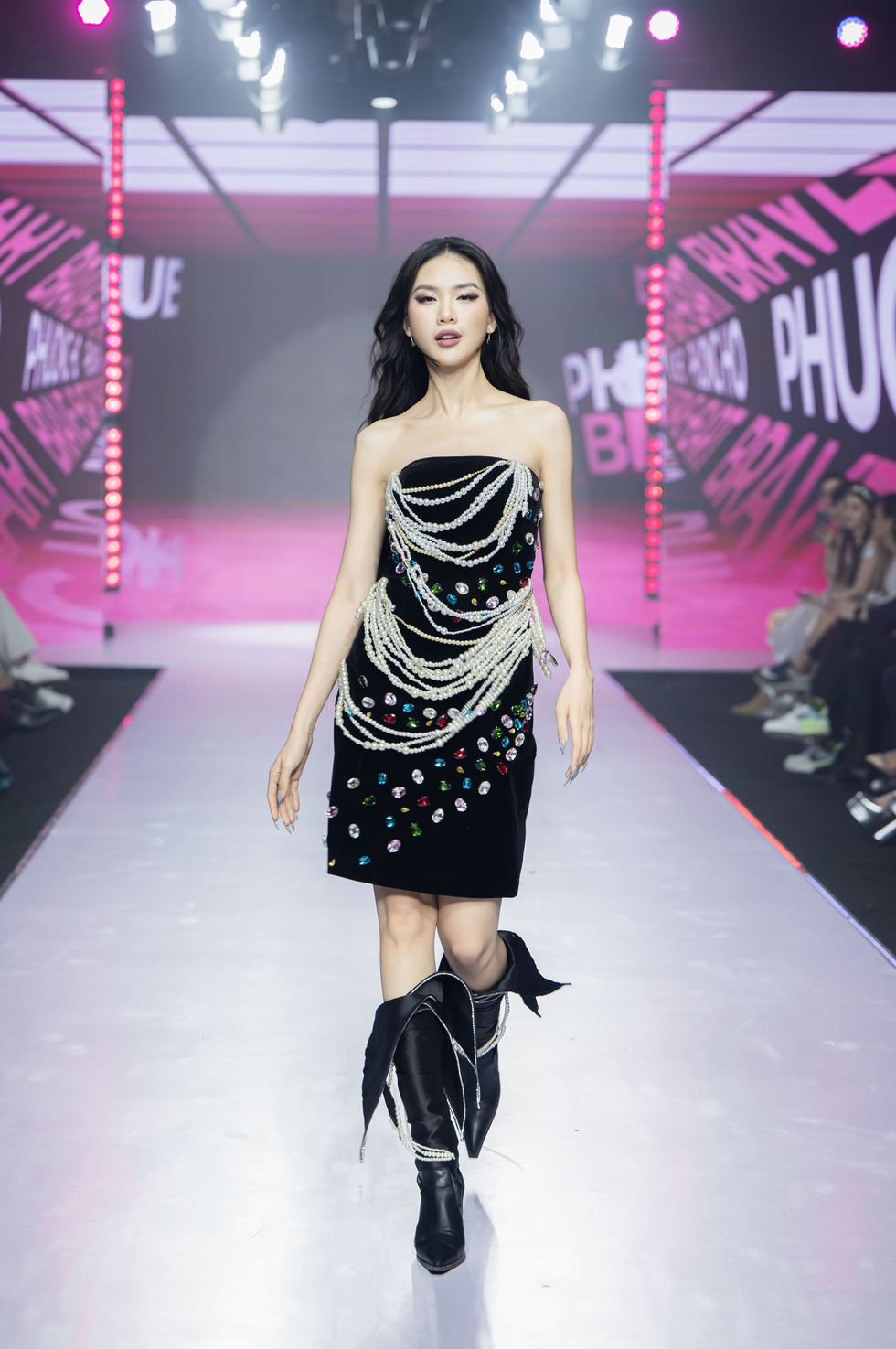 Hoa hậu Đoàn Thiên Ân trình diễn áo dài nặng gần 20kg của nhà thiết kế Minh Châu - Ảnh 4.