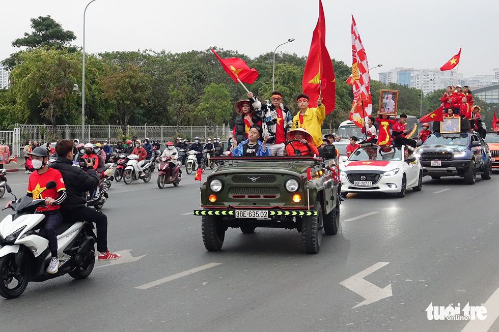 Phe vé bán cả suất... đậu xe ở trận Việt Nam - Malaysia - Ảnh 2.