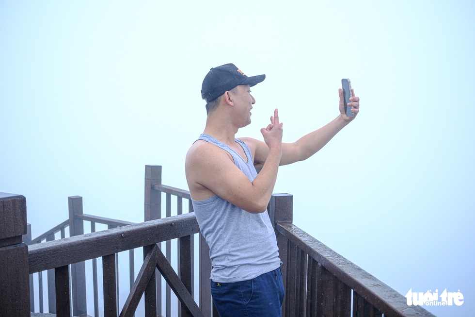 Mẹ tôi 95 tuổi là người vui nhất vì lần đầu cụ lên đỉnh Fansipan mà được ngắm tuyết rơi - Ảnh 5. Mẹ tôi 95 tuổi là người vui nhất vì lần đầu cụ lên đỉnh Fansipan mà được ngắm tuyết rơi - Ảnh 5.