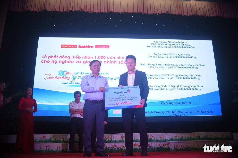 Niềm vui nhân đôi trong lễ trao học bổng ‘Tiếp sức đến trường’ tại Phú Yên - Ảnh 19. Niềm vui nhân đôi trong lễ trao học bổng ‘Tiếp sức đến trường’ tại Phú Yên - Ảnh 19.