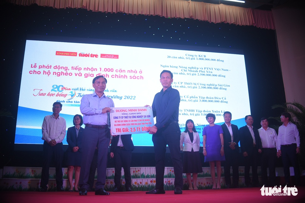 Niềm vui nhân đôi trong lễ trao học bổng ‘Tiếp sức đến trường’ tại Phú Yên - Ảnh 21. Niềm vui nhân đôi trong lễ trao học bổng ‘Tiếp sức đến trường’ tại Phú Yên - Ảnh 21.