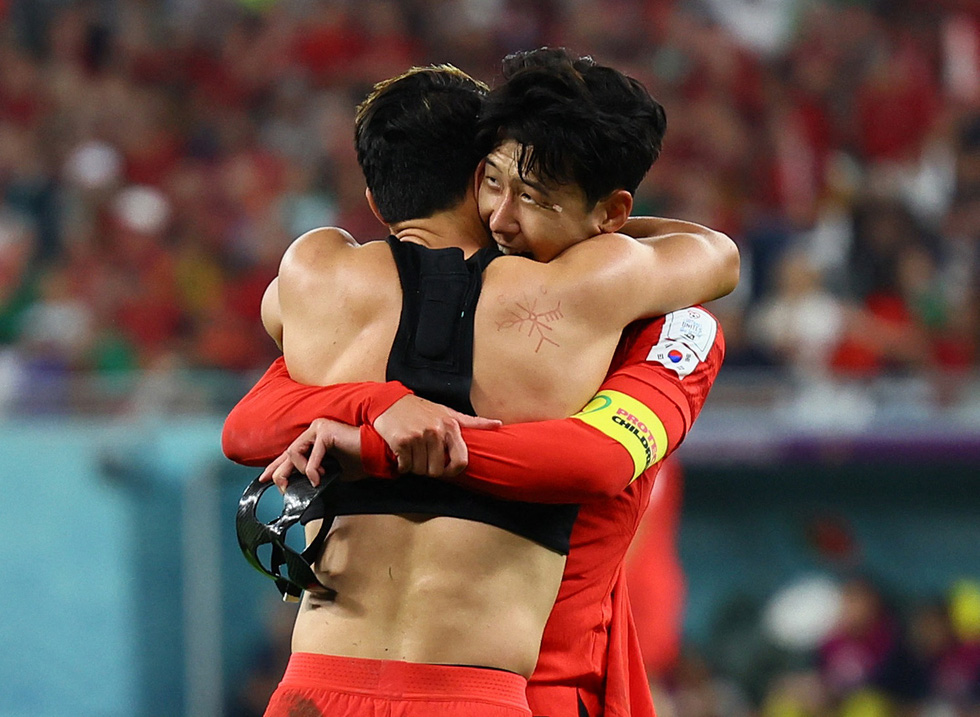 Những giọt nước mắt trái chiều của Suarez và Son Heung Min - Ảnh 11.
