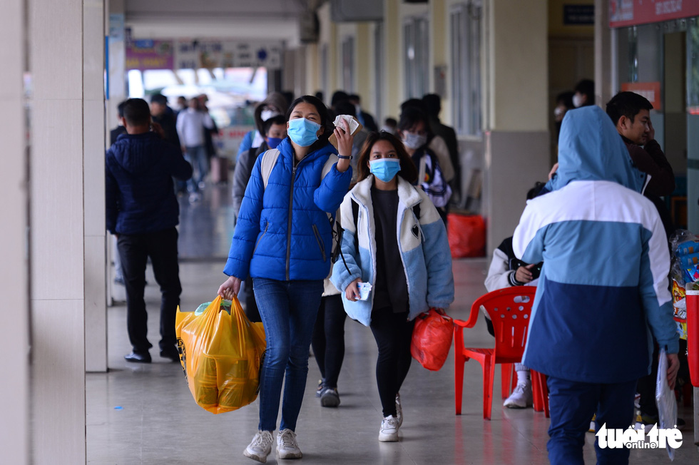 Hà Nội trước Tết dương lịch: Cửa ngõ ùn tắc kéo dài, ngồi chờ hàng giờ trên xe - Ảnh 4.