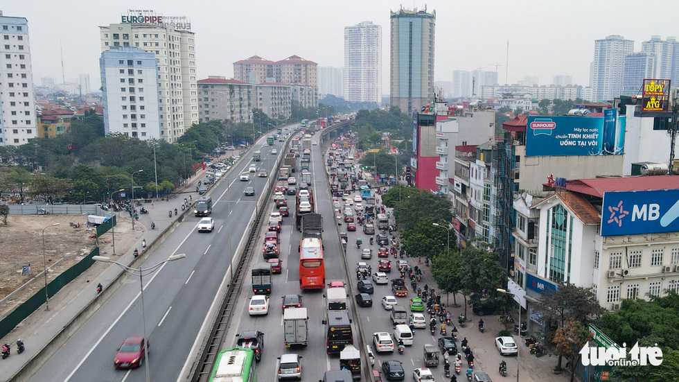 Hà Nội trước Tết dương lịch: Cửa ngõ ùn tắc kéo dài, ngồi chờ hàng giờ trên xe - Ảnh 2.