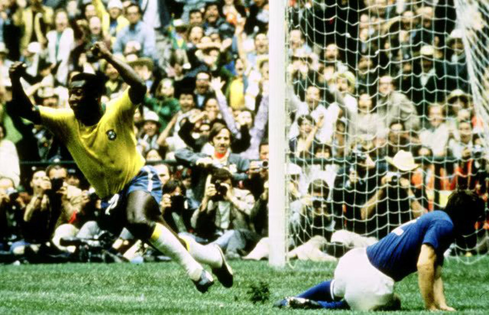 Những hình ảnh đáng nhớ trong sự nghiệp của Vua bóng đá Pele - Ảnh 11.
