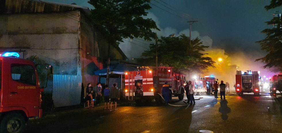 Điều tra nguyên nhân vụ cháy lớn nhà kho 600m2 ở Quy Nhơn - Ảnh 1.
