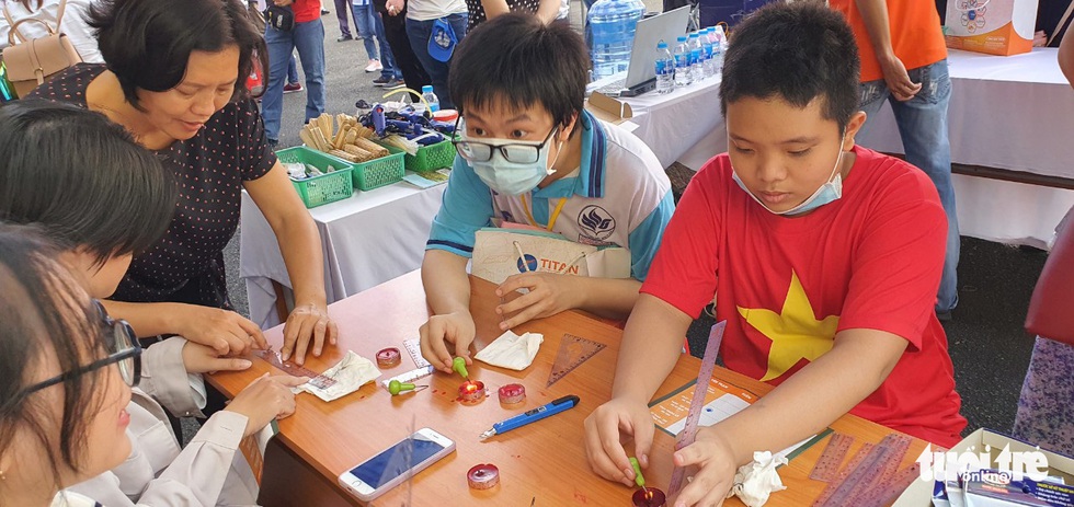 Hơn 2.000 học sinh, sinh viên đến Ngày hội toán học mở tìm hiểu học toán có lợi gì? - Ảnh 3. Hơn 2.000 học sinh, sinh viên đến Ngày hội toán học mở tìm hiểu học toán có lợi gì? - Ảnh 3.