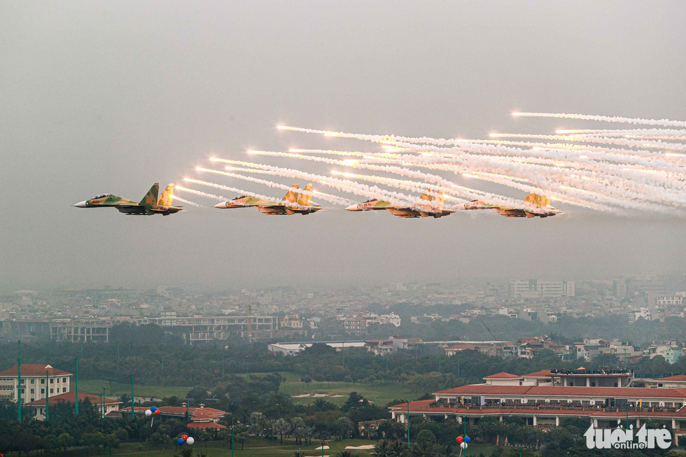 Hổ mang chúa Su-30MK2 trình diễn mãn nhãn tại Triển lãm Quốc phòng quốc tế Việt Nam - Ảnh 1.