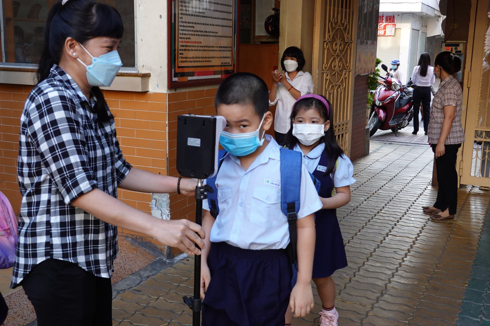 TP.HCM: Nhiều trường tiểu học cho học sinh đến trường rèn luyện kỹ năng phòng chống dịch - Ảnh 3.