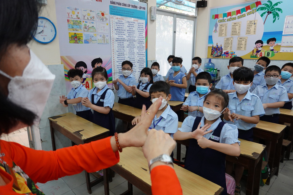 TP.HCM: Nhiều trường tiểu học cho học sinh đến trường rèn luyện kỹ năng phòng chống dịch - Ảnh 1.