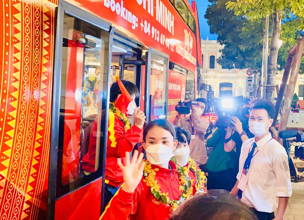 Lãnh đạo TP.HCM đang gặp gỡ các nữ tuyển thủ Việt Nam - Ảnh 5. Lãnh đạo TP.HCM đang gặp gỡ các nữ tuyển thủ Việt Nam - Ảnh 5.