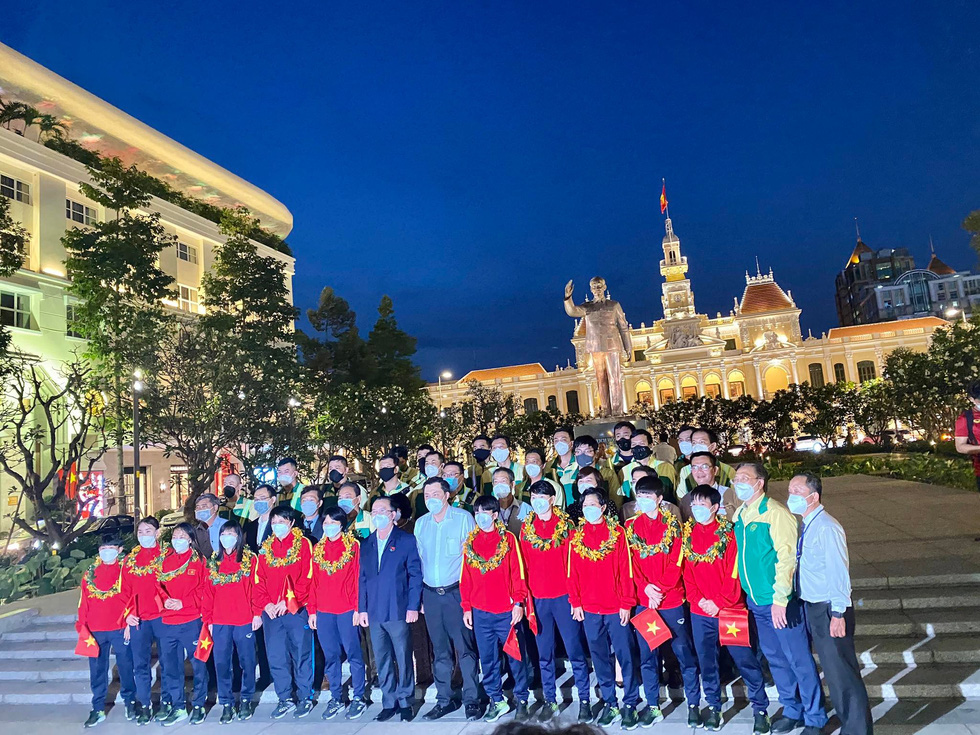 Lãnh đạo TP.HCM đang gặp gỡ các nữ tuyển thủ Việt Nam - Ảnh 3. Lãnh đạo TP.HCM đang gặp gỡ các nữ tuyển thủ Việt Nam - Ảnh 3.