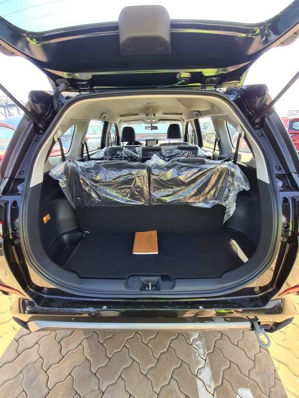 Lô Toyota Veloz Cross đầu tiên về Việt Nam: Xe gầm cao thay Innova và Rush cạnh tranh Xpander - Ảnh 7. Lô Toyota Veloz Cross đầu tiên về Việt Nam: Xe gầm cao thay Innova và Rush cạnh tranh Xpander - Ảnh 7.