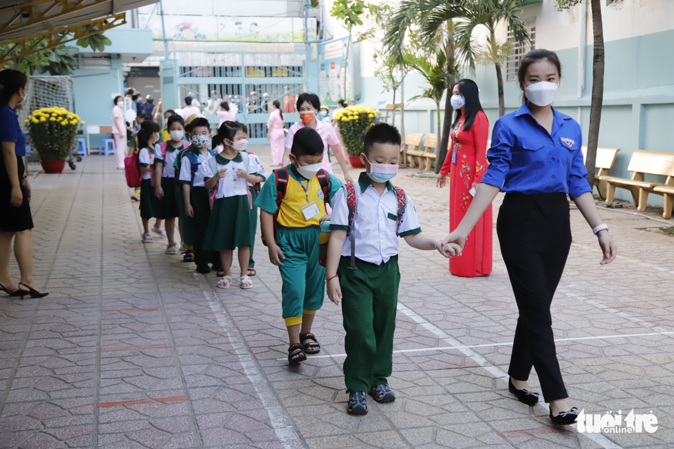 Sáng nay 14-2, hơn 1 triệu học sinh mầm non, tiểu học TP.HCM trở lại trường - Ảnh 2.