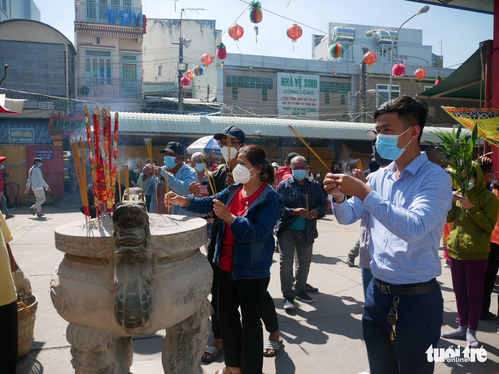 Cúng rằm tháng giêng ở chùa Bà Thiên Hậu Bình Dương quy củ, an toàn - Ảnh 4.