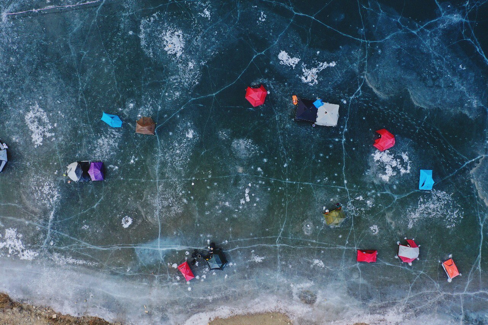 Trải nghiệm cắm trại trên mặt sông đóng băng, thức đêm ngắm dải ngân hà - Ảnh 2.