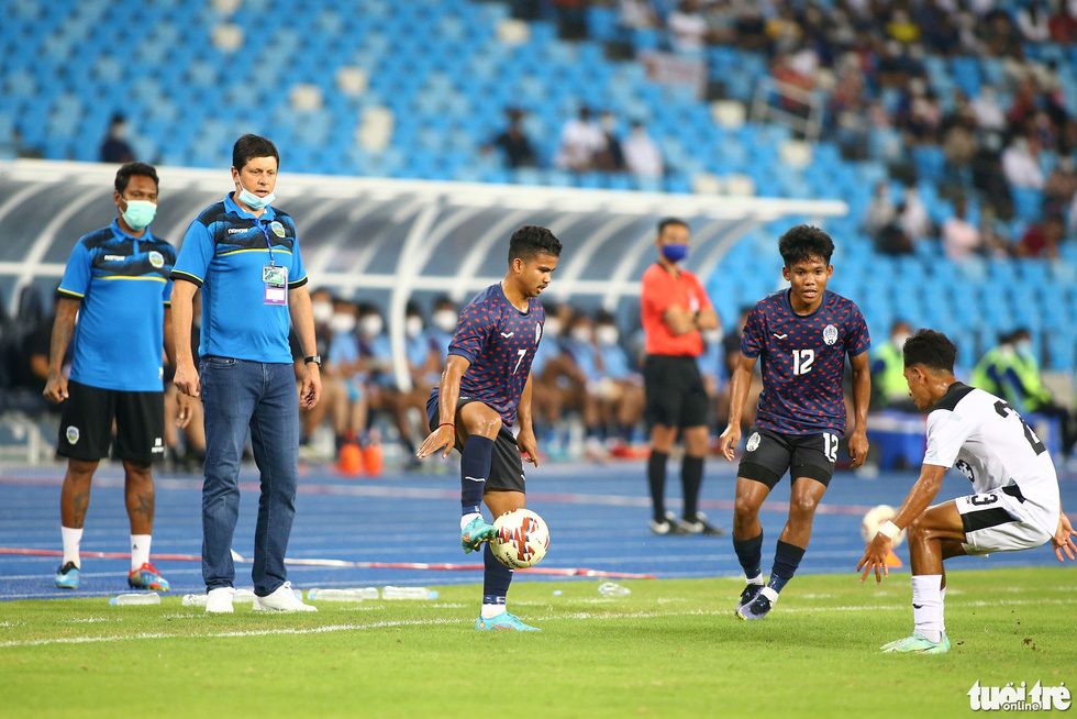 Phong cách chỉ đạo của HLV online Keisuke Honda ở U23 Campuchia - Ảnh 5.