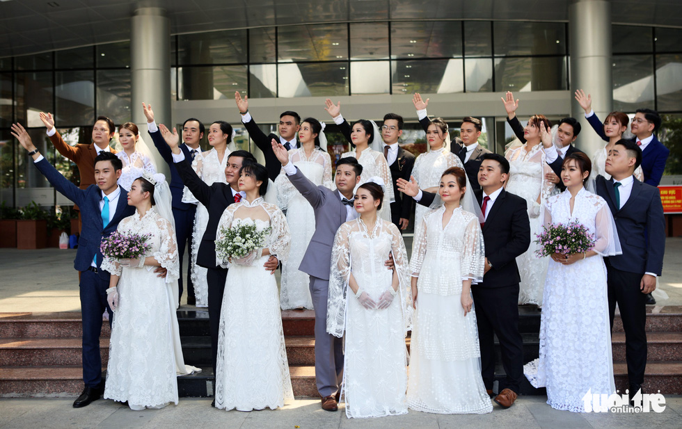 Đám cưới đặc biệt của 20 cặp đôi nhân viên y tế sau nhiều tháng hoãn để chống dịch - Ảnh 1.