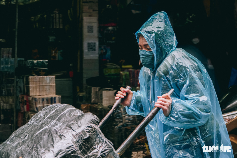 Người lao động ở Hà Nội trùm áo mưa, đốt lửa chống rét để mưu sinh - Ảnh 8.