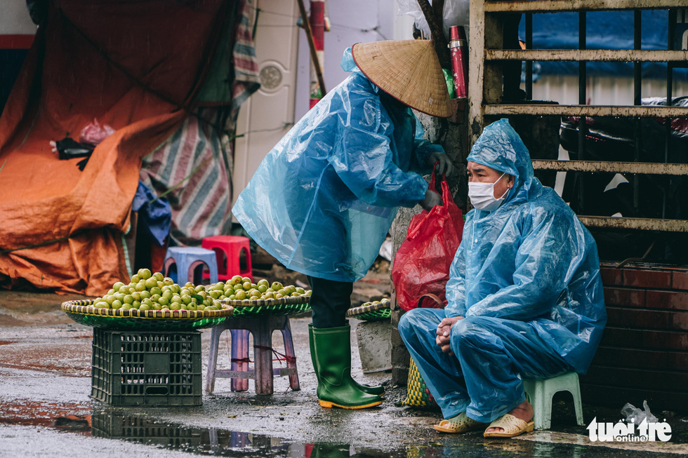 Người lao động ở Hà Nội trùm áo mưa, đốt lửa chống rét để mưu sinh - Ảnh 10.