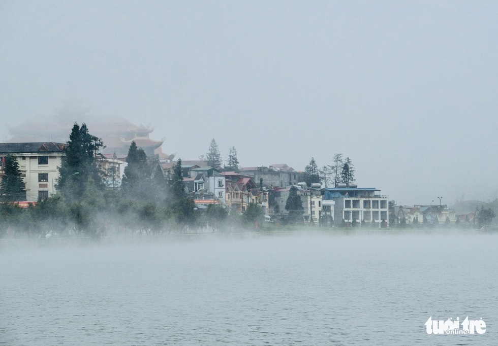 Mưa rét thấu xương, du khách đổ lên Sa Pa, Fansipan săn băng tuyết - Ảnh 3. Mưa rét thấu xương, du khách đổ lên Sa Pa, Fansipan săn băng tuyết - Ảnh 3.
