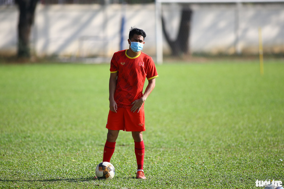 15/27 cầu thủ tuyển U23 Việt Nam đeo khẩu trang ra sân tập luyện - Ảnh 3.
