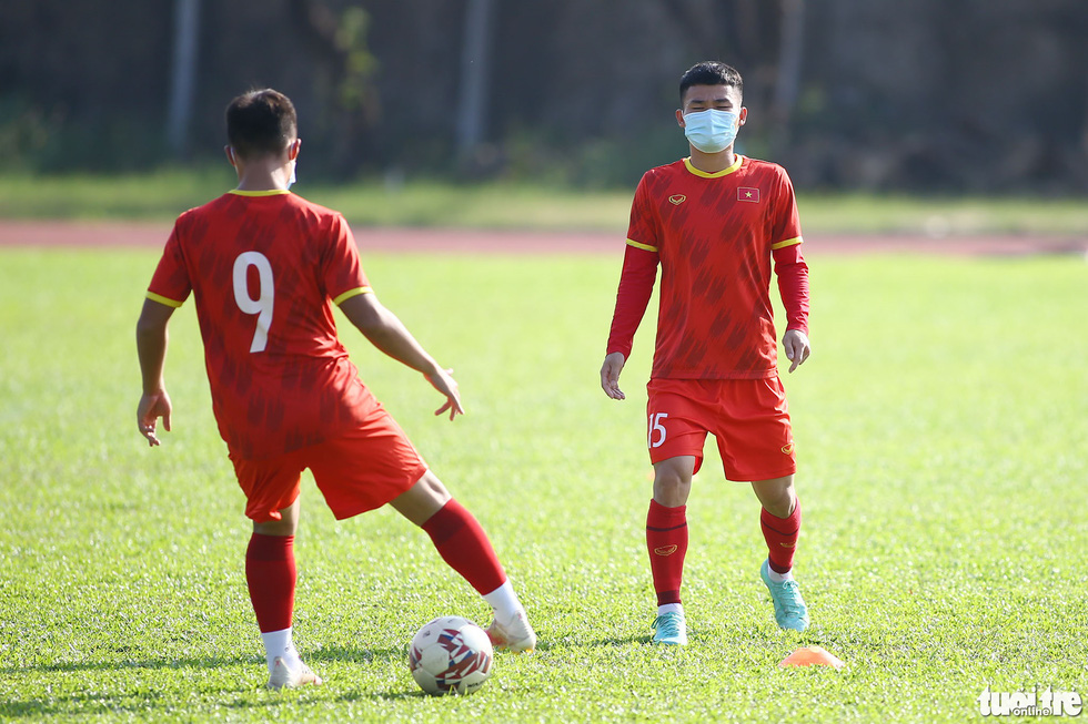 15/27 cầu thủ tuyển U23 Việt Nam đeo khẩu trang ra sân tập luyện - Ảnh 4.