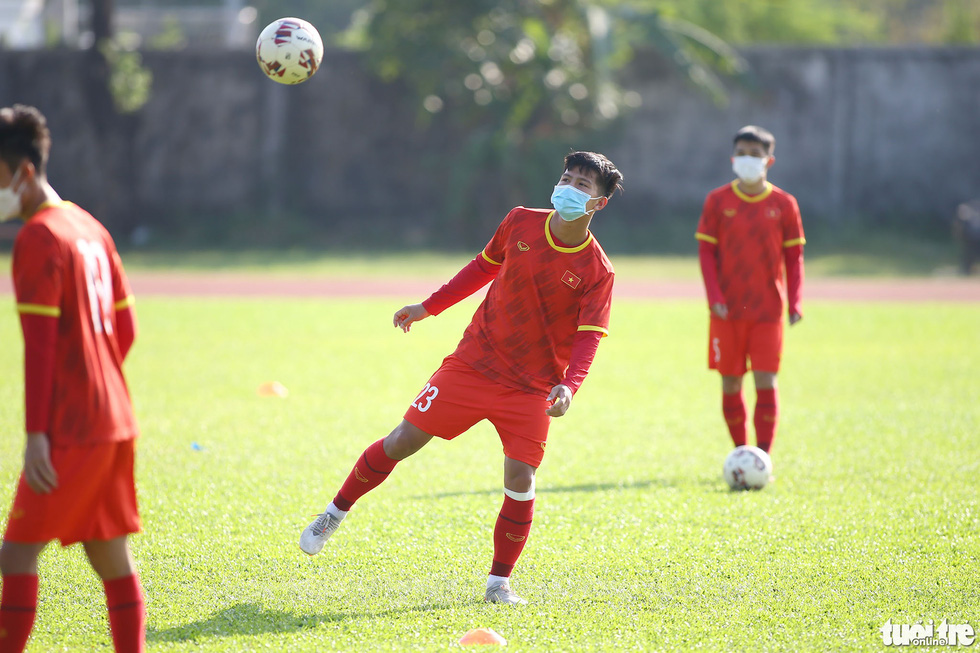 15/27 cầu thủ tuyển U23 Việt Nam đeo khẩu trang ra sân tập luyện - Ảnh 2.