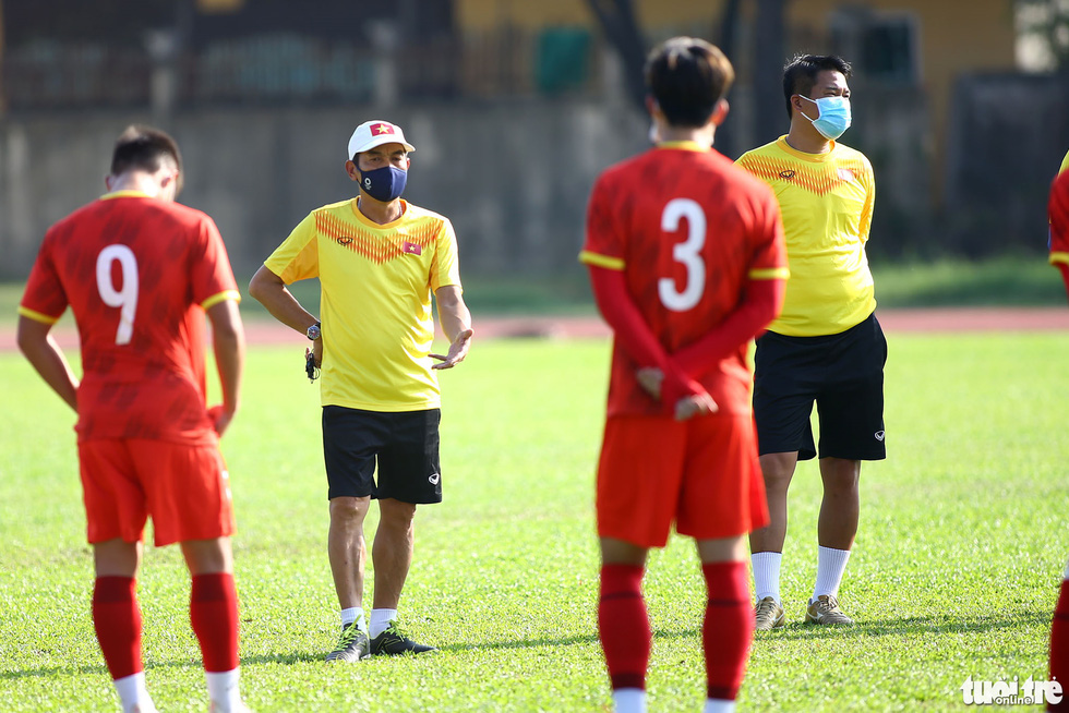 15/27 cầu thủ tuyển U23 Việt Nam đeo khẩu trang ra sân tập luyện - Ảnh 8.