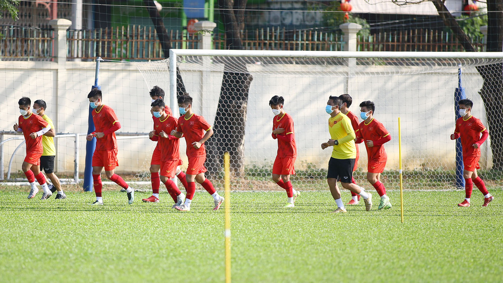 15/27 cầu thủ tuyển U23 Việt Nam đeo khẩu trang ra sân tập luyện - Ảnh 6.