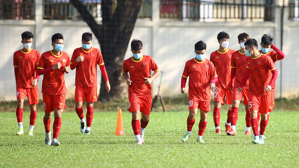 15/27 cầu thủ tuyển U23 Việt Nam đeo khẩu trang ra sân tập luyện - Ảnh 1.