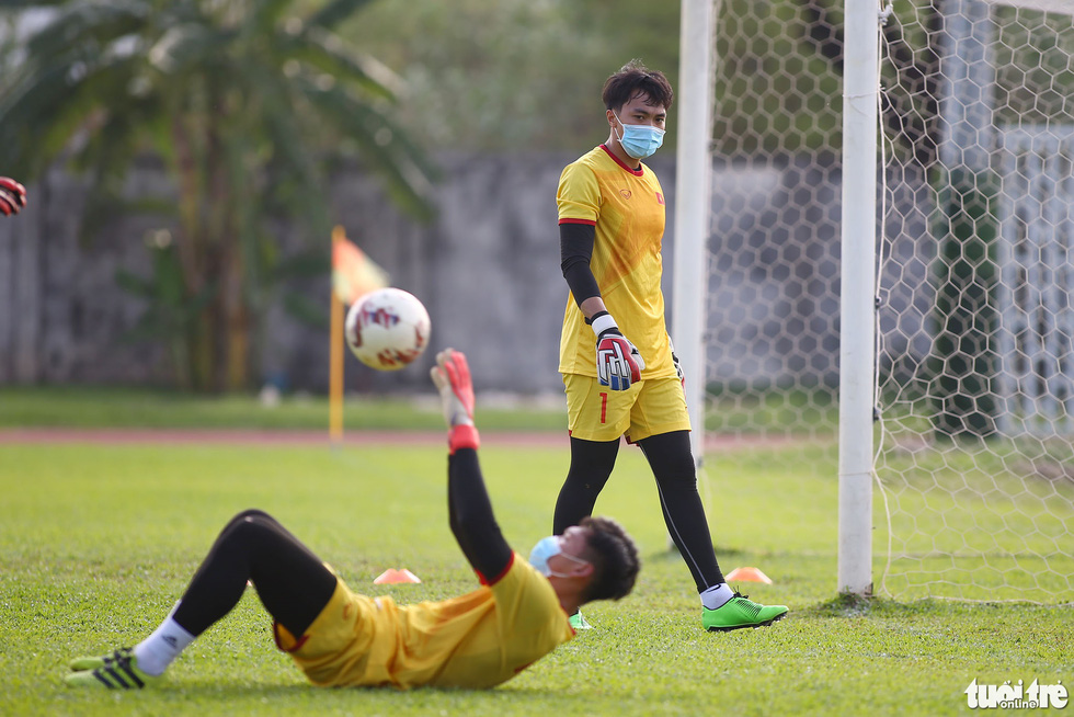 15/27 cầu thủ tuyển U23 Việt Nam đeo khẩu trang ra sân tập luyện - Ảnh 5.