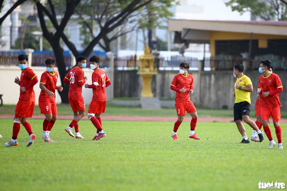 15/27 cầu thủ tuyển U23 Việt Nam đeo khẩu trang ra sân tập luyện - Ảnh 7.