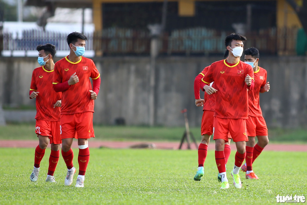 15/27 cầu thủ tuyển U23 Việt Nam đeo khẩu trang ra sân tập luyện - Ảnh 10.
