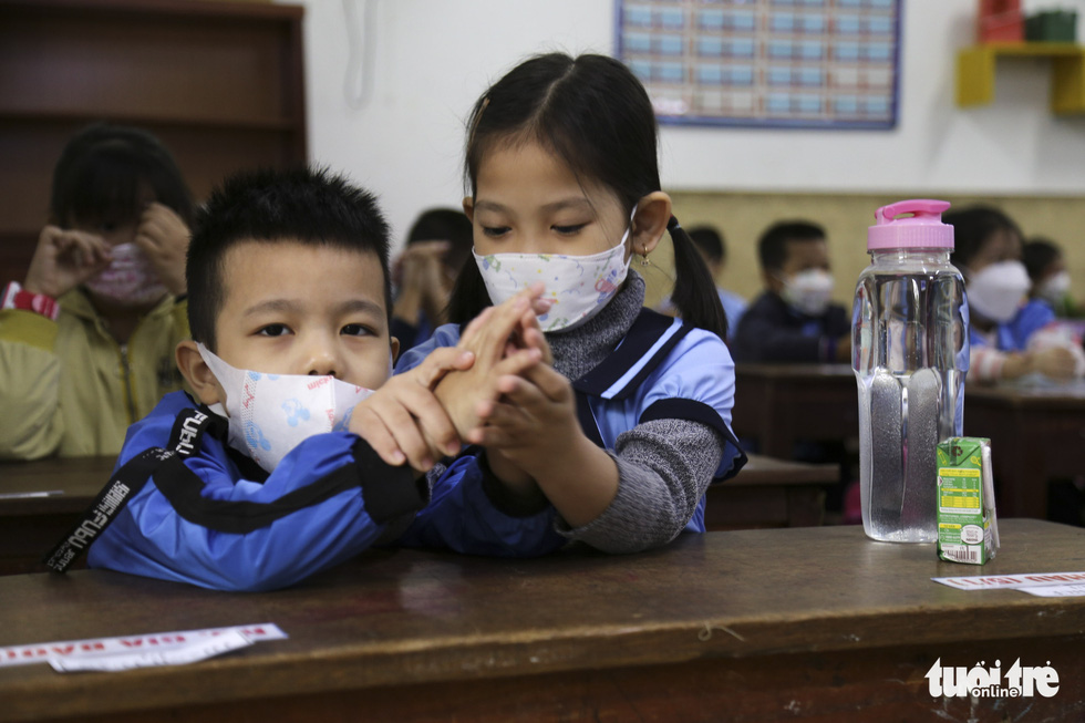 Tiểu học, mầm non Đà Nẵng mở cửa, học sinh vắng khá nhiều do phụ huynh chưa yên tâm - Ảnh 6.