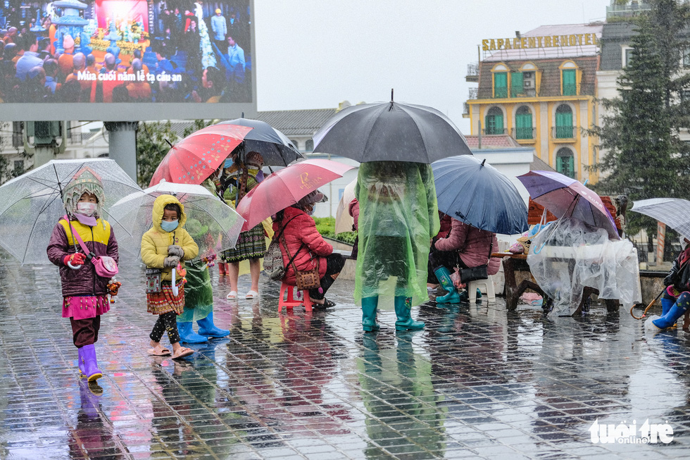 Trẻ em ở Sa Pa bị đẩy ra đường bán hàng trong mưa rét 1 độ C - Ảnh 3.